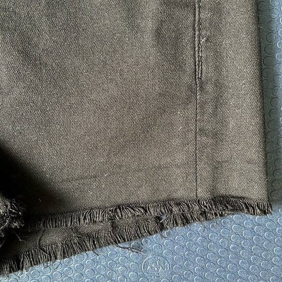 Express Mid-Rise Stretch Super Soft Black Jean Cut Off Shorts | EUC Size 2 - Picture 5 of 8